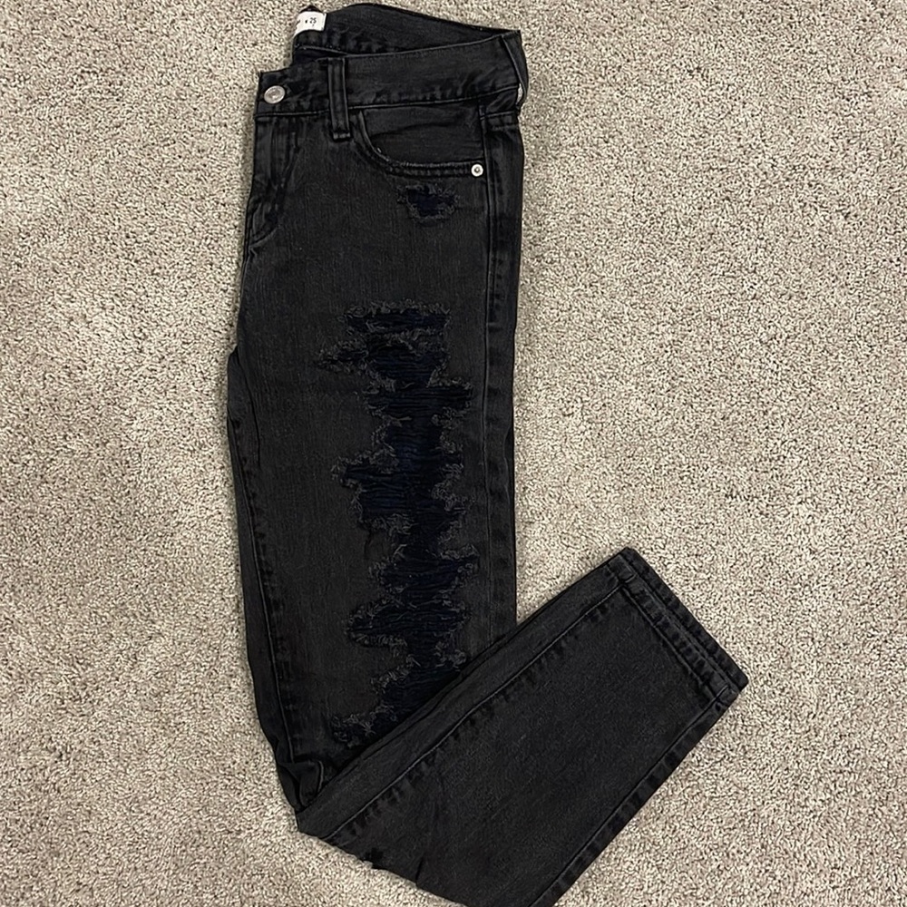 Abercrombie & Fitch - Black Low Rise Destroyed Skinny jeans. Size 0R